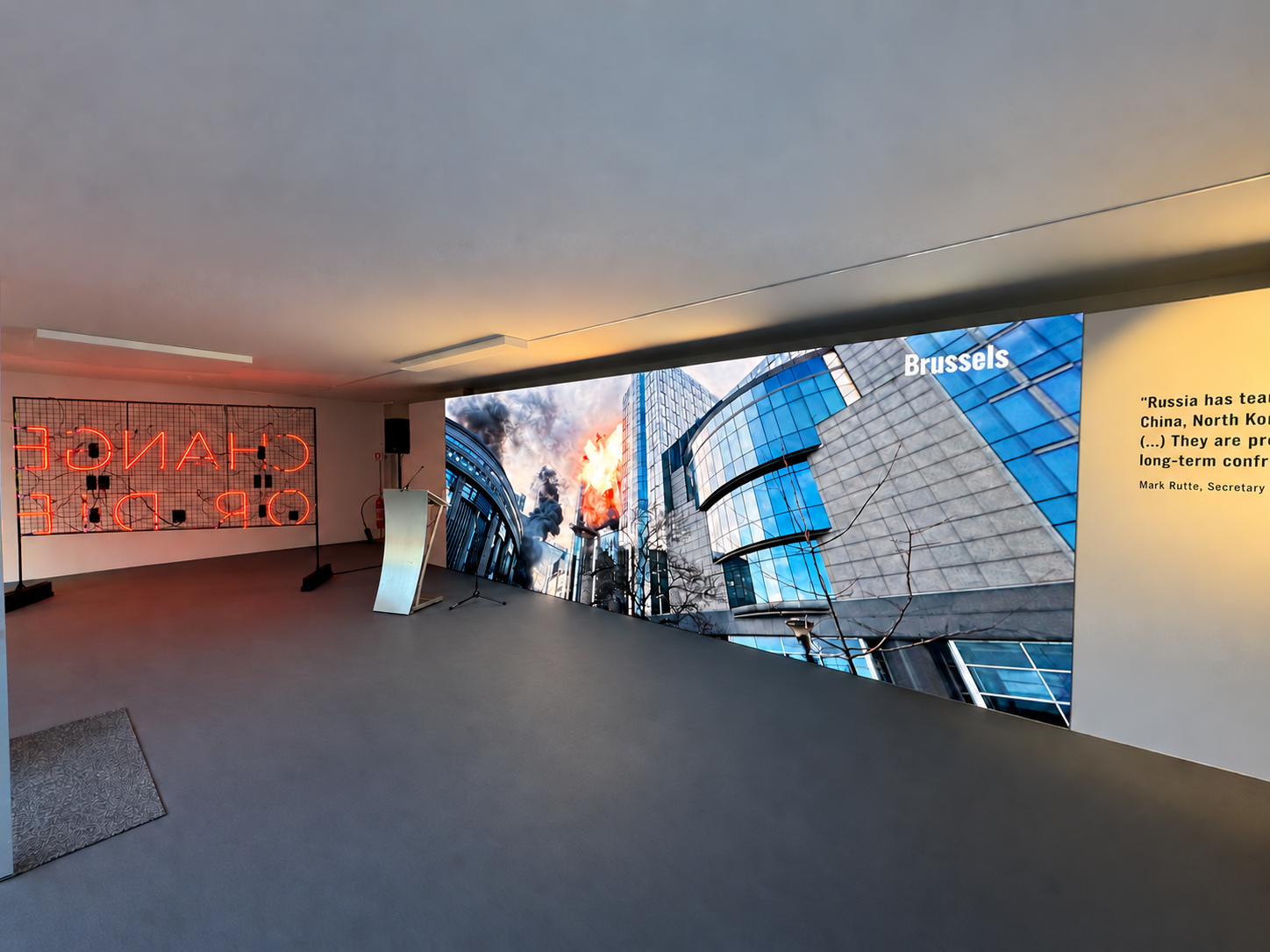 Grote videowand en technische installatie in een evenementenruimte